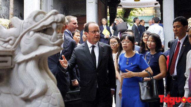 Tại đây Tổng thống Hollande được giới thiệu về lịch sử của Đình Kim Ngân